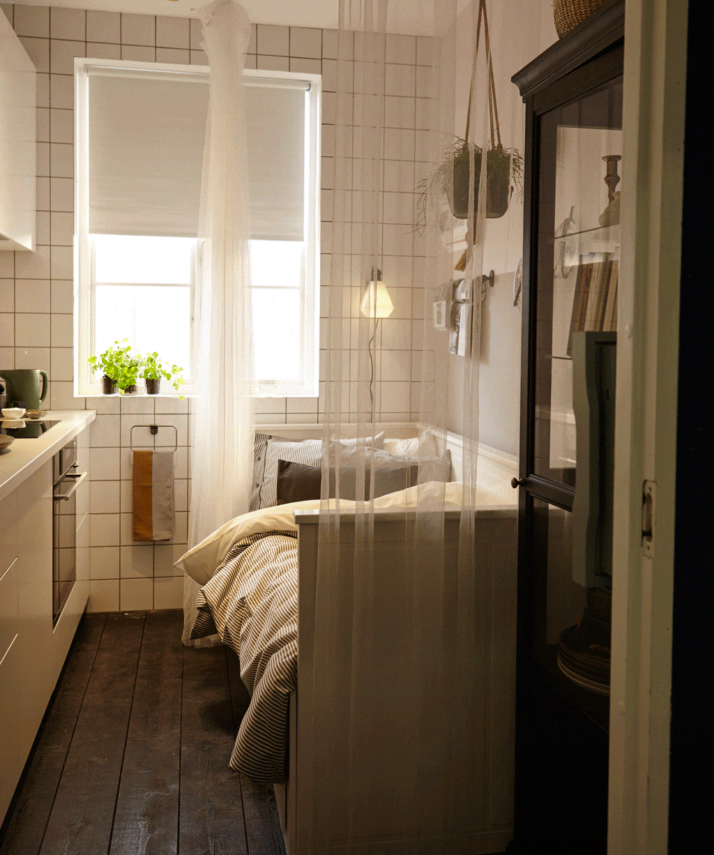 Μικρή κουζίνα με χώρο ύπνου - καναπές Hemnes από την Ikea