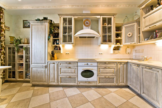 התנור הופך לעתים קרובות לנקודת הציר לסימטריה של המטבח בסגנון אנגלי.
