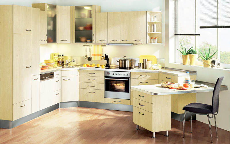 Ett beige kök är inte nödvändigtvis en monoton färg, du kan också använda ljust trä, vilket i vissa fall kommer att se dyrare och snyggare ut