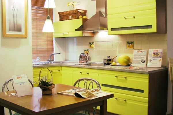 Umbra bucătăriei cu fistic depinde de iluminare - dacă strălucirea lămpilor are o nuanță galbenă, atunci fisticul va fi mai saturat, dacă este alb, atunci mai aproape de verde deschis