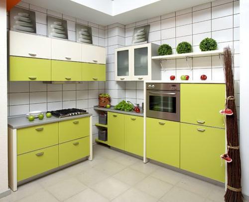 Bucătăria cu fistic se distinge printr-o dispoziție calmă și culori delicate