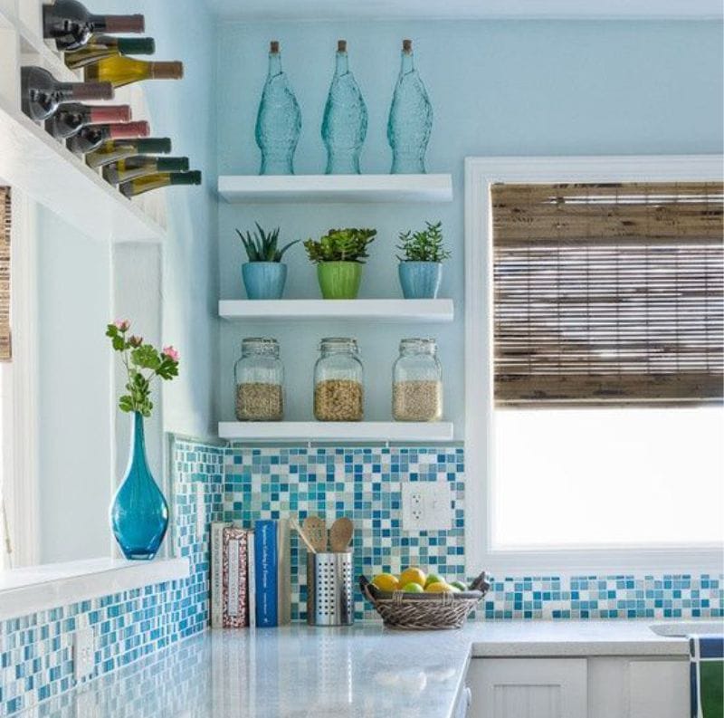 Mosaikförkläde i det inre av köket i marin stil