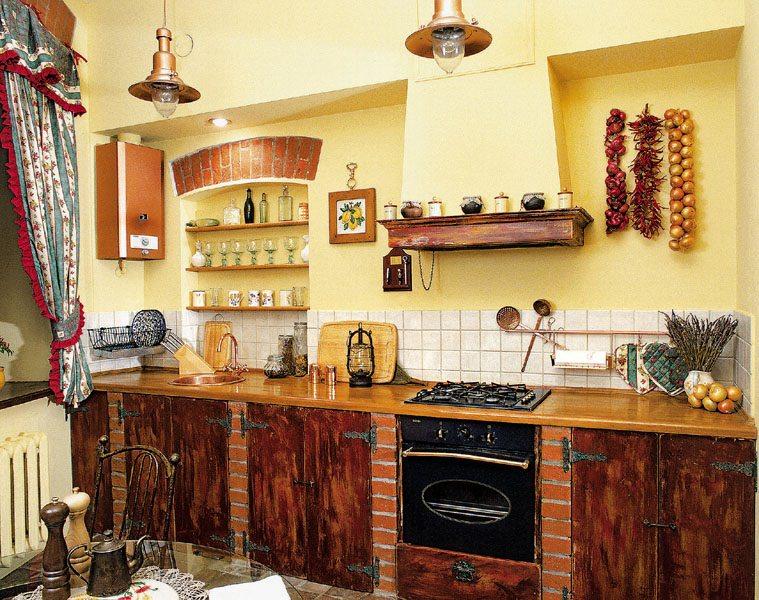 פריטי תפאורה בצורת בצל תלוי עדיין רלוונטיים בזמננו - במרבית המטבחים הרוסים הם יישארו לאורך זמן.