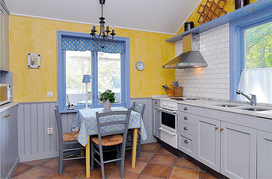 Ελληνική κουζίνα σε κίτρινους και μπλε τόνους