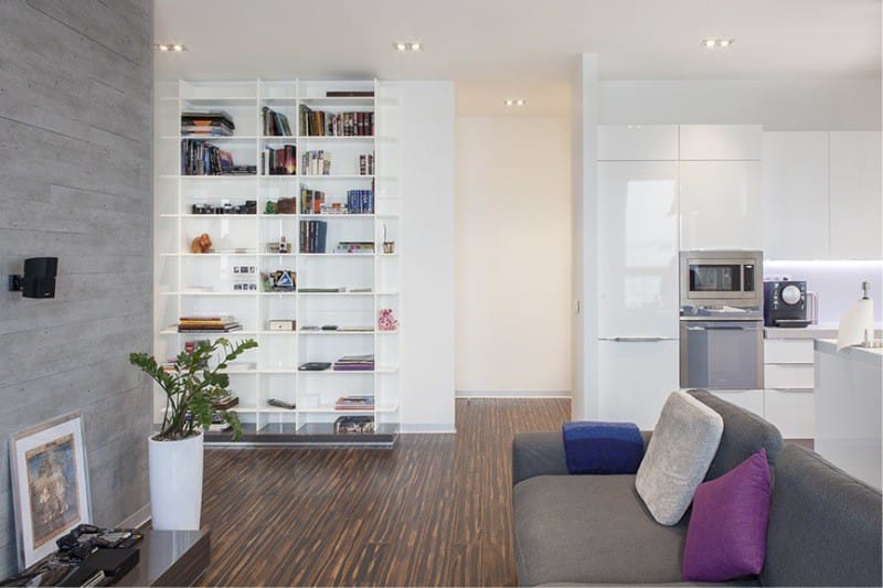 Golv i det inre av köket i stil med minimalism - parkettbräda