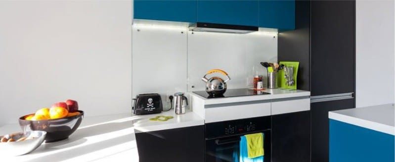 Förkläde i det inre av köket i stil med minimalism - transparent glas