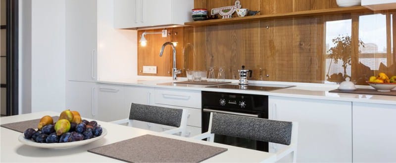Förkläde i det inre av köket i stil med minimalism - glas och trä