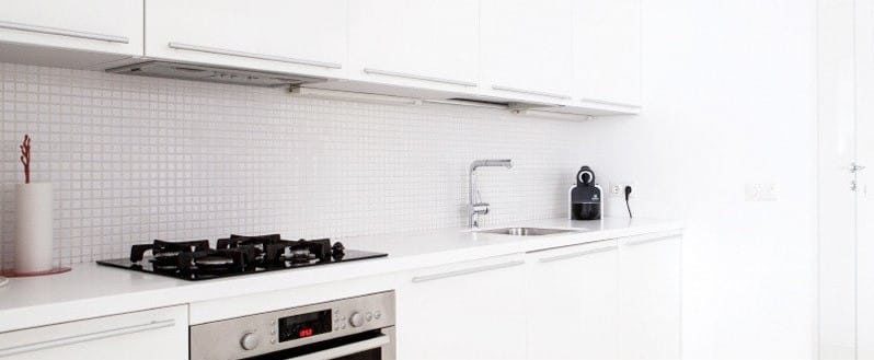 Förkläde i det inre av köket i stil med minimalism - kakel