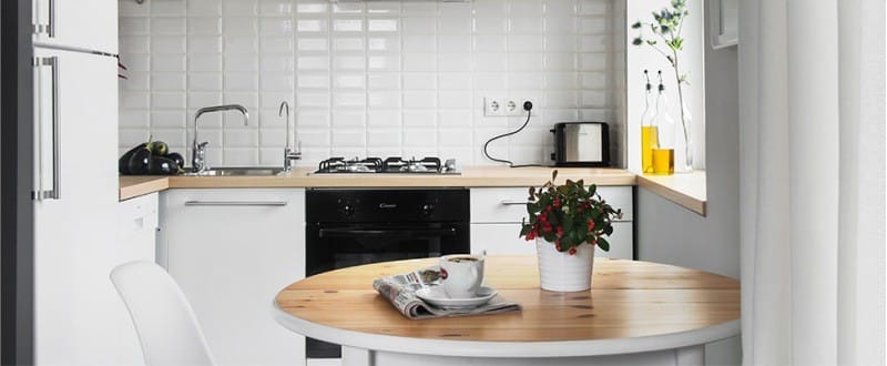 Förkläde i det inre av köket i stil med minimalism - vita plattor