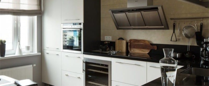 Förkläde i det inre av köket i stil med minimalism - natursten