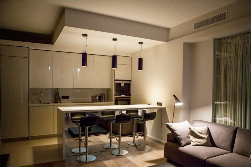 Taket i köket-vardagsrummet i stil med minimalism