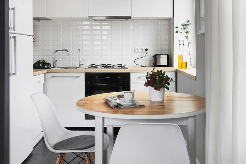 bord i ett minimalistiskt kök
