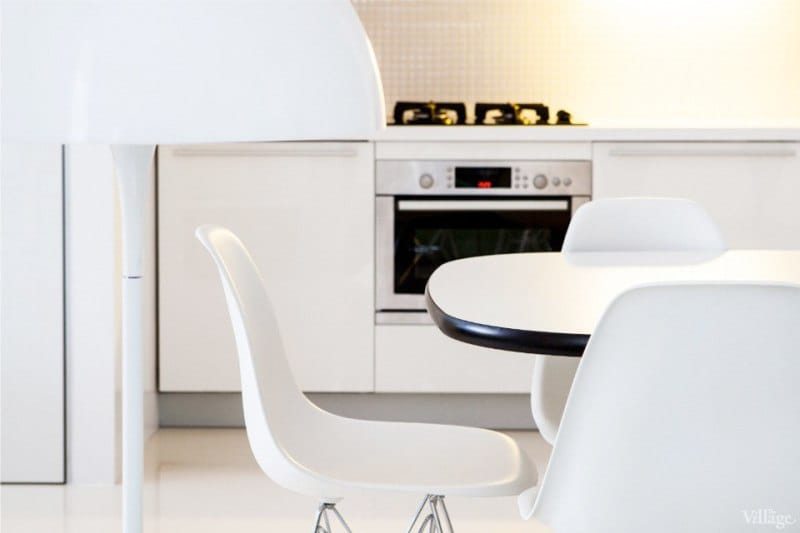bord i ett minimalistiskt kök