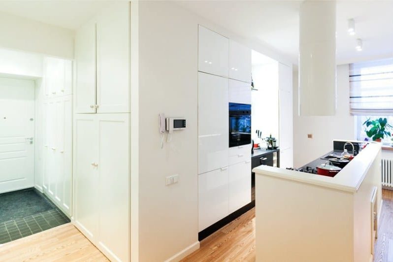 Golv i det inre av köket i stil med minimalism - laminat