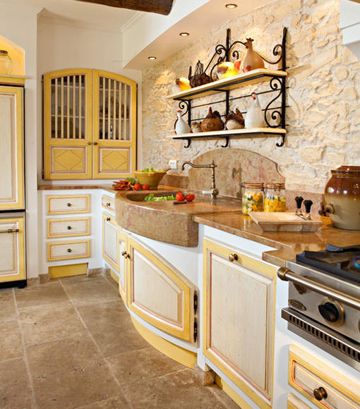 Klassisk Provence i köket inkluderar omfattande användning av antikviteter, varma färger och mjukt ljus.