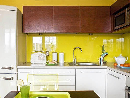 Keltaisen ja valkoisen yhdistelmänä keittiössä voit käyttää myös vaaleaa puuta.