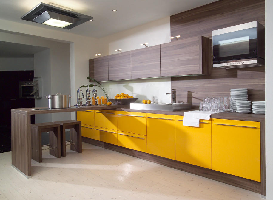 Keltainen keittiössä on melko monipuolinen - se sopii hyvin sekä tummien että vaaleiden värien kanssa.
