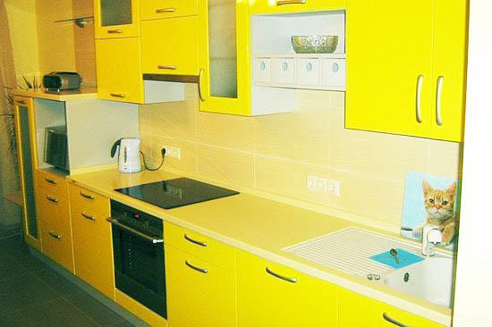 Älä käytä keltaista kaikessa keittiössä, koska keittiö on liian kontrastinen.