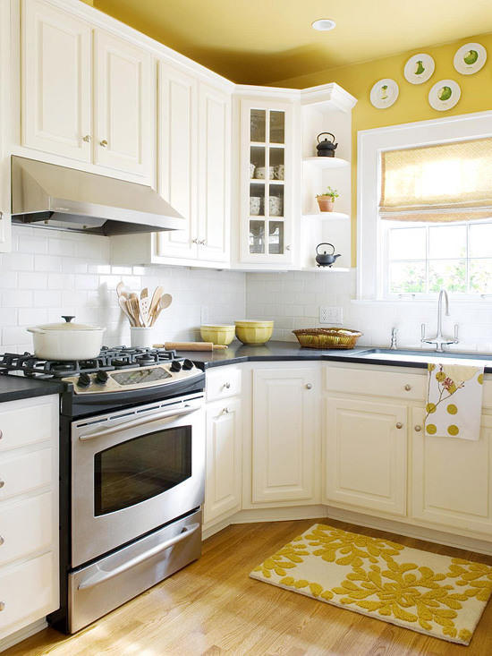 Keltaisen katon käyttäminen keittiössä on yksi parhaista tavoista kirkastaa kevyesti keittiötäsi.