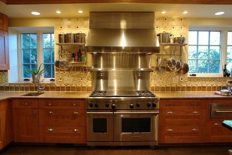 Οι ράγες οροφής κερδίζουν όλο και περισσότερη δημοτικότητα στη διάταξη της κουζίνας λόγω της λειτουργικότητάς τους.