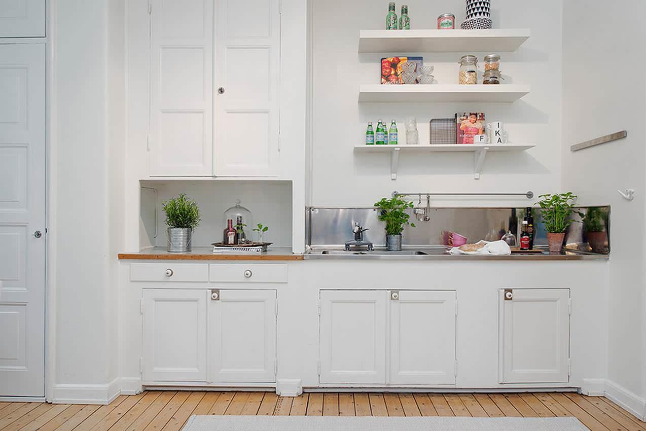 Τα κρεμαστά ράφια δεν είναι μόνο διακοσμητικά, αλλά και ένα λειτουργικό μέρος του τοίχου της κουζίνας και έχουν πολλά πλεονεκτήματα σε σχέση με τα κλειστά ντουλάπια.