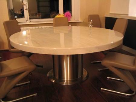 Kamenné stoly jednoduchých tvarov sú v sortimente predstavené pomerne široko, takže si ho môžete ľahko vyzdvihnúť do svojej kuchyne