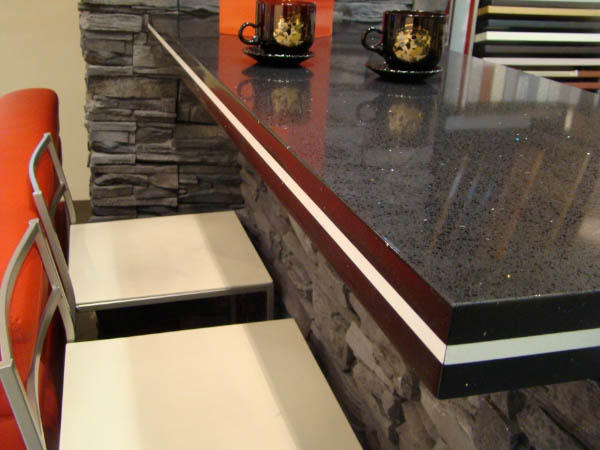 Stôl vyrobený z akrylového kameňa môže byť vyrobený z jednoduchého tvaru, čím sa ušetrí veľa peňazí