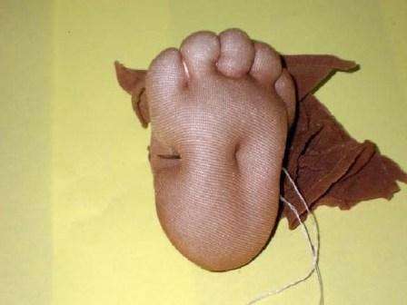 Les pieds sont cousus à partir d'un rembourrage en polyester recouvert de nylon. N'oubliez pas de faire des petits orteils et des fossettes sur vos pieds.