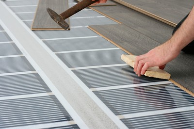 Ao instalar painéis laminados em cima de um aquecimento infravermelho de piso, cuidado especial deve ser tomado