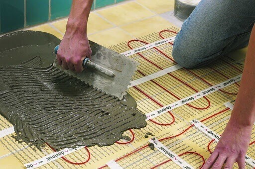 Aplicação de argamassa de cimento-areia em piso quente sob um laminado