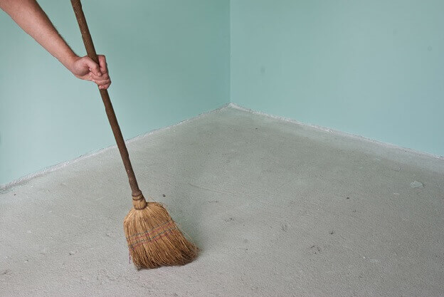 Limpeza da base áspera para colocar o piso radiante sob o laminado