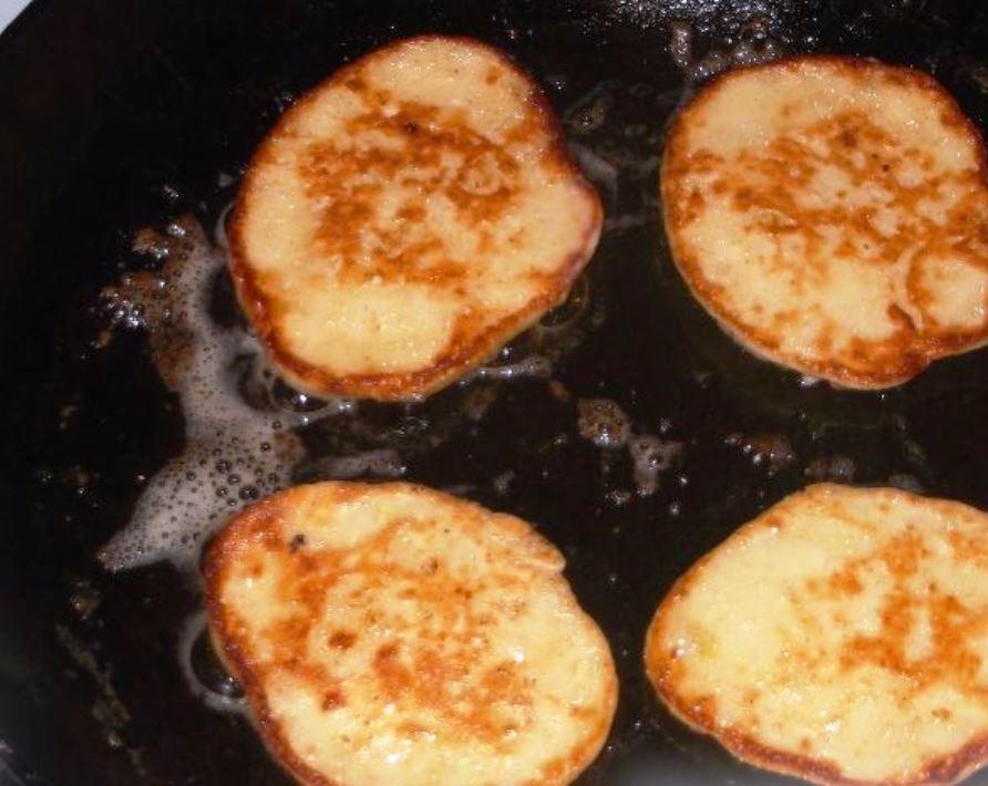 Förvärm en stekpanna med solrosolja och lägg försiktigt pannkakorna på ytan. Stek pannkakor på båda sidor tills de är gyllenbruna