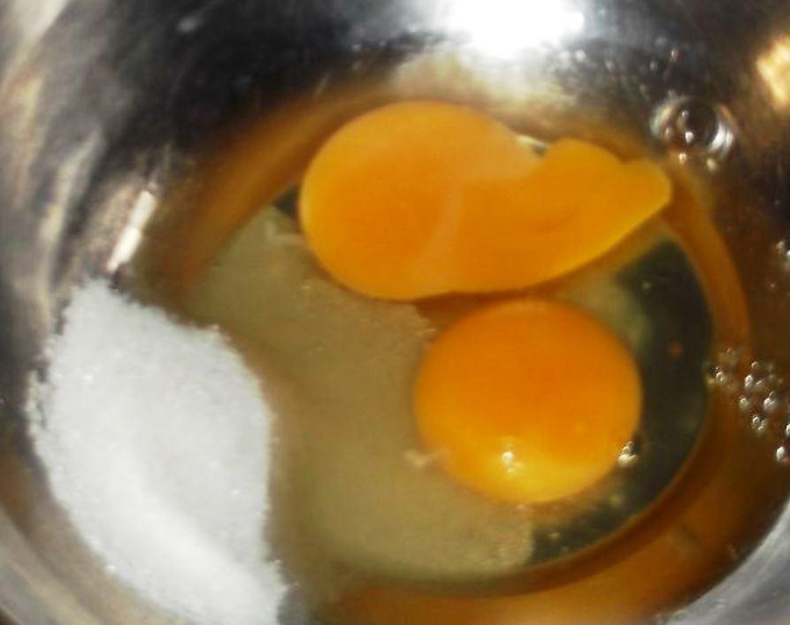 Kör ägg i en behållare, tillsätt lite socker och vispa dem ordentligt