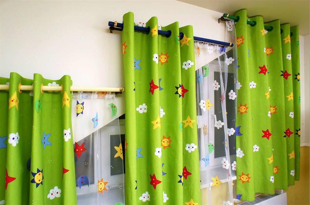 עיצוב הווילונות בחדר הילד יכול לשכפל באופן חלקי את התבנית על הטפט. דמויות מצוירות הן win-win לקטנטנים