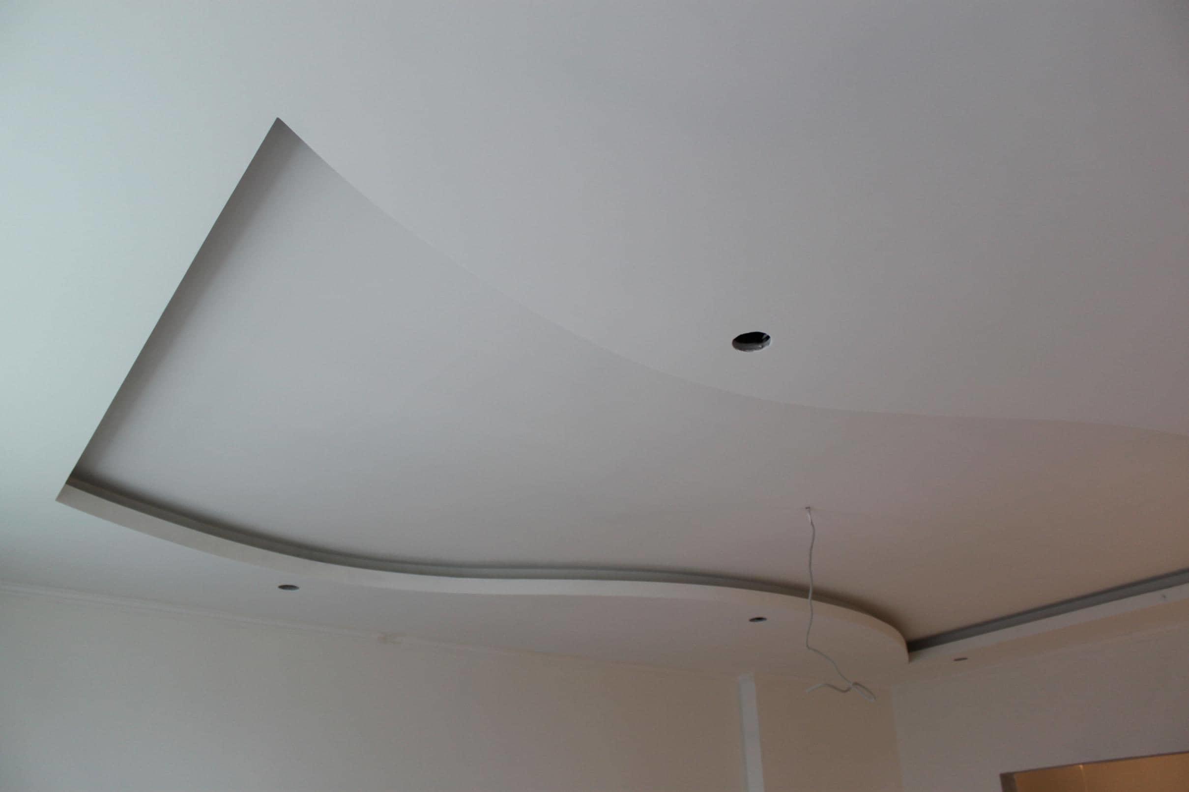 Tavanul din gips-carton poate fi instalat atât în ​​încăperi mari, cât și în camere mici