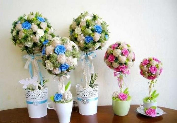 טופיארי עשוי פרחים מלאכותיים יכול להיעשות על בסיס כדור, לב או כוס צפה