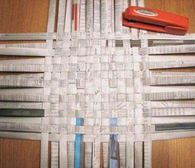 La condition principale: pour le tissage de l'artisanat à partir de tubes en papier, vous devez choisir du papier de même texture