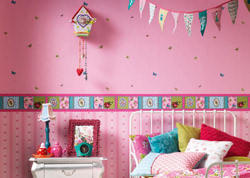 Στο παιδικό δωμάτιο για κορίτσια, χρησιμοποιούνται πιο συχνά ροζ ταπετσαρίες.