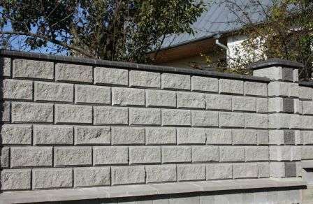 Izgradnja ograde od betonskih blokova