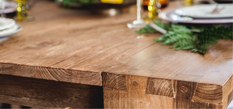 Drevený jedálenský stôl