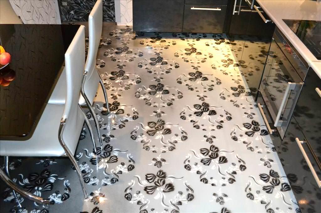 Tumman värisessä keittiössä mustavalkoiset piirrokset itsetasaavalla lattialla ovat ihanteellisia