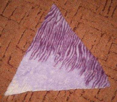 Marcamos triângulos equiláteros no tecido e os recortamos com uma tesoura afiada. É assim que nossos espaços em branco devem ser parecidos.