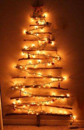 Certamente alguém já criou uma árvore de Natal na parede de uma guirlanda. Além de luzes, pode ser decorado com miçangas, brinquedos inquebráveis ​​e uma serpentina