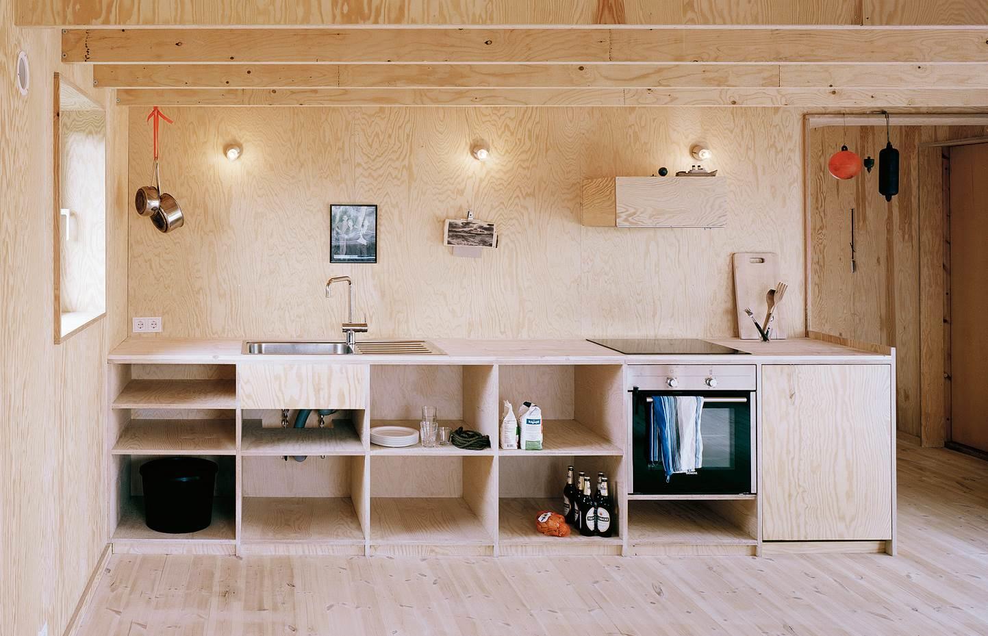 Bucătăria din placaj de gătit singur este un set de bucătărie de înaltă calitate, ecologic, în armonie cu designul general