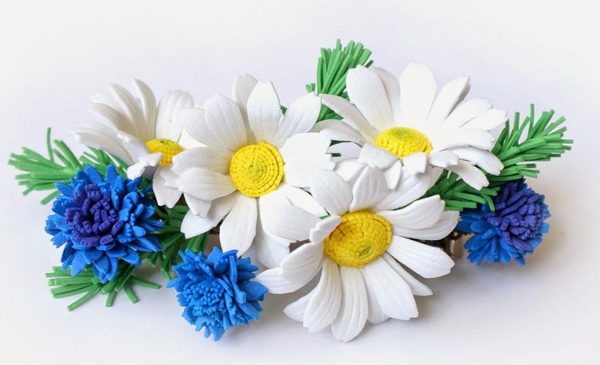 Pomocou divých kvetov z foamiranu môžete výrazne zlepšiť vzhľad brošne