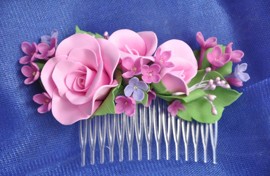 Florile din foamiran pot fi folosite pentru decorarea oricărui articol, de exemplu, o agrafă pentru păr