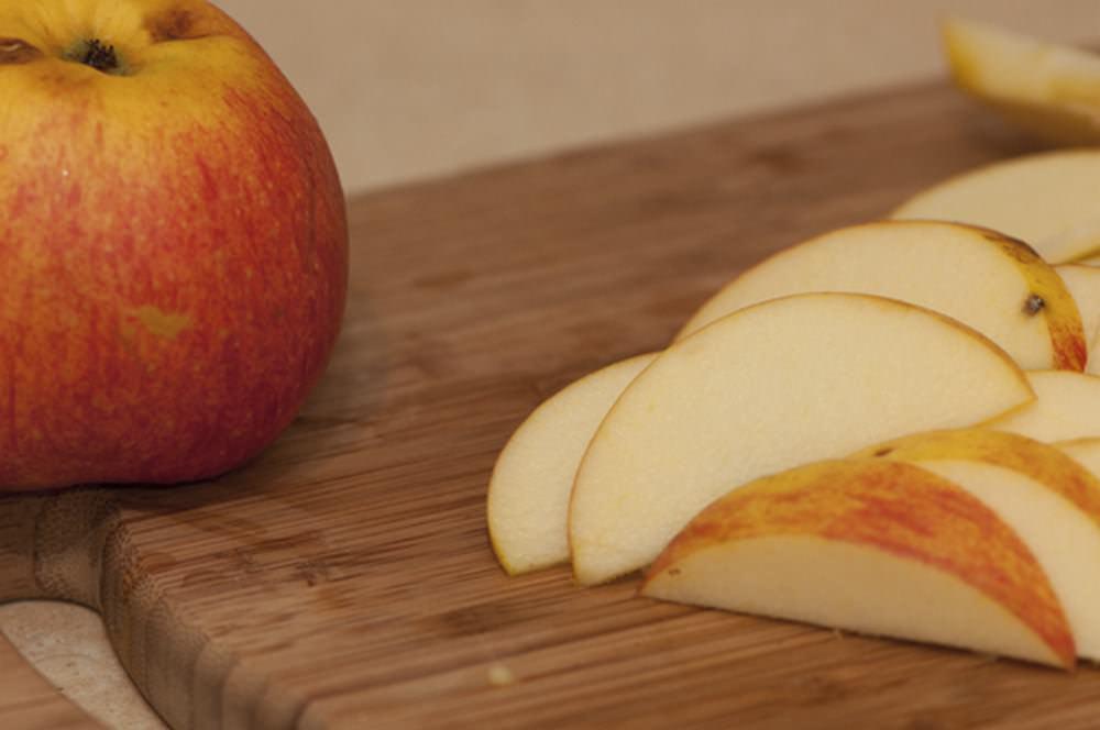 Vi skär äpplen i snygga skivor eller kuber. Det är inte nödvändigt att ta bort skalet