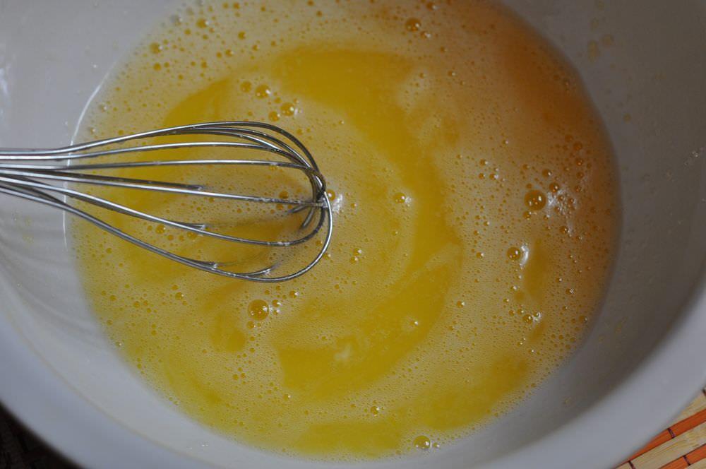 Vispa ägg med socker tills tjockt skum. Det är nödvändigt att innehållet stiger tre gånger