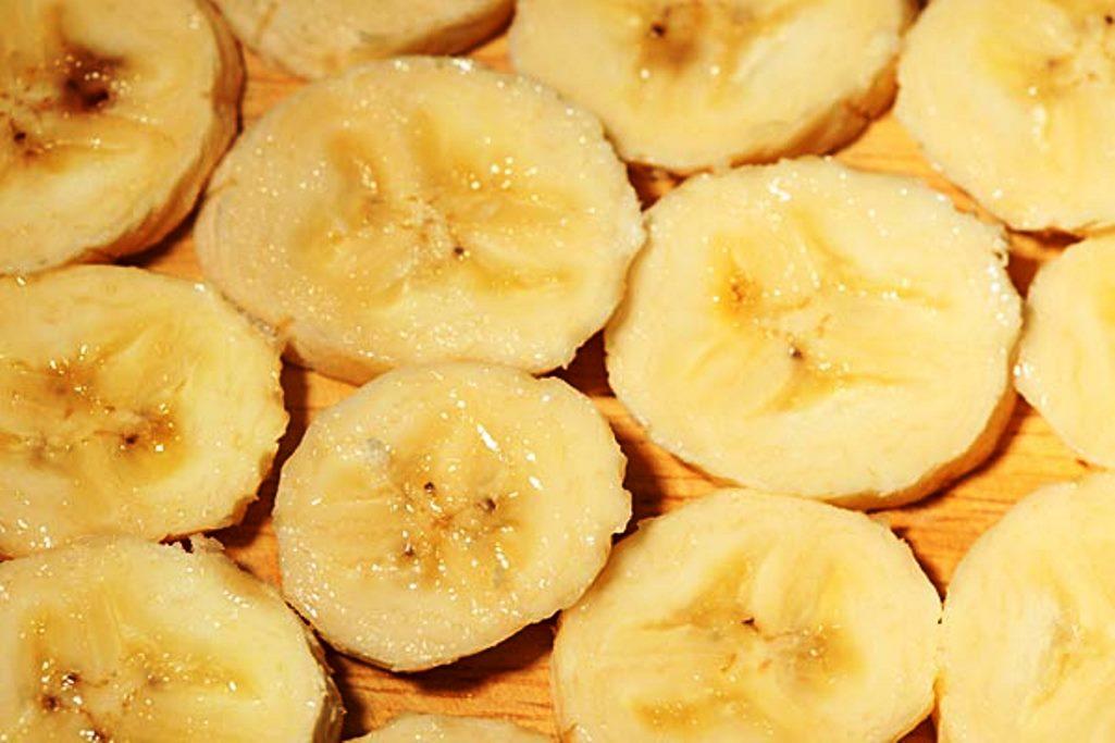 Na výrobu banánových palaciniek vezmite niekoľko zrelých banánov, ošúpte ich a nakrájajte na stredné kúsky.