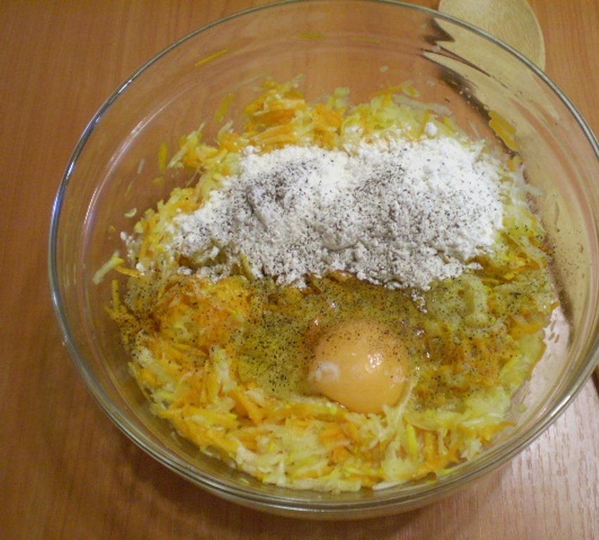 Muista lisätä suolaa ja jauhettua mustapippuria vihanneksiin maun mukaan. Kaada myös jauhot ja lisää muna.